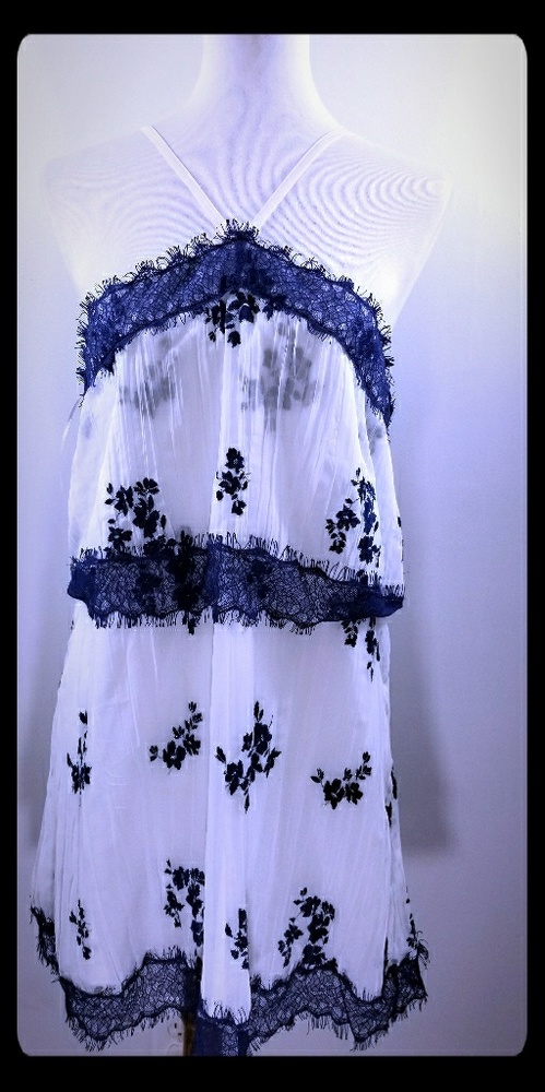 Devlin dress embroidered flower graphics size M